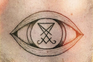 esempio di tatuaggio del simbolo di lucifero