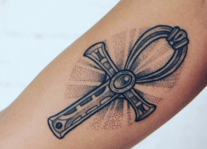 tatuaggio croce della vita esempio 4