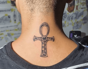 tatuaggio croce della vita esempio 5