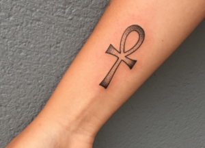 tatuaggio croce della vita esempio 8