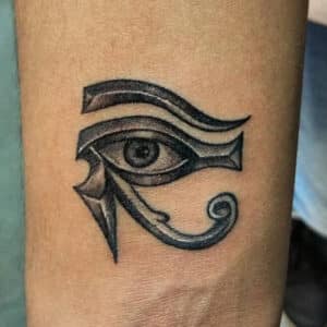 tatuaggio occhio di horus sul polso
