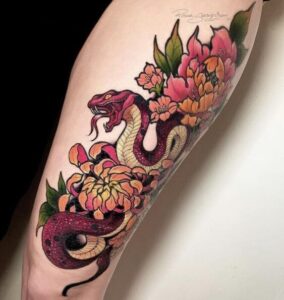 tatuaggio serpente con fiori