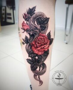 tatuaggio serpente con rosa