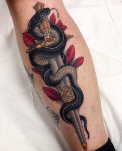 tatuaggio serpente con spada