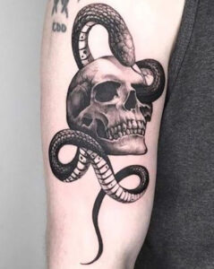tatuaggio serpente con teschio
