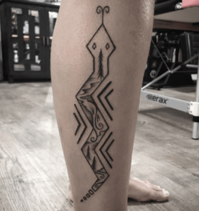 tatuaggio serpente stile geometrico