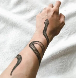 tatuaggio serpente sul braccio