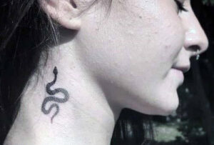 tatuaggio serpente sul collo