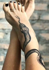 tatuaggio serpente sul dorso del piede