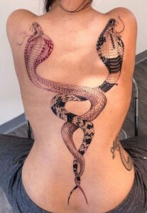 tatuaggio serpente sulla schiena