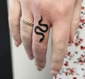 tatuaggio serpente sulle dita della mano