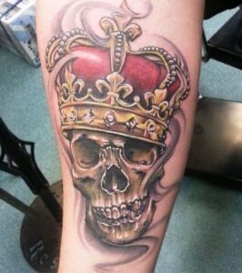 tatuaggio teschio con corona