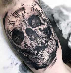 tatuaggio teschio con orologio