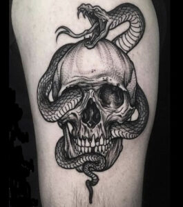 tatuaggio teschio con serpente