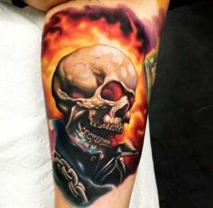 tatuaggio teschio in fiamme