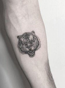 tatuaggio tigre interno avambraccio