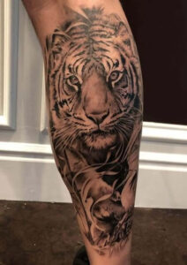 tatuaggio tigre polpaccio