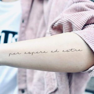 Per-aspera-ad-astra- tatuaggio braccio donna