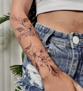 Tatuaggi braccio donna fiori
