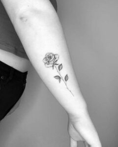 Tatuaggi braccio donna fiore rosa