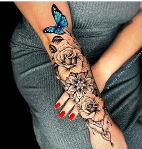 Tatuaggi braccio donna idea farfalla e fiori