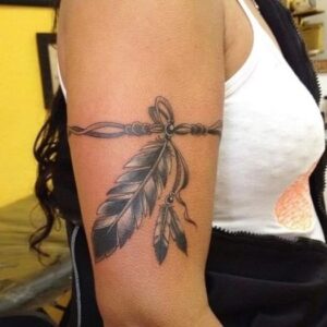 tatuaggio donna sul braccio piuma indiana