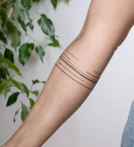 tatuaggio donna sul braccio linee avvolgenti