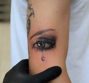 Tatuaggi braccio donna idea 9 occhio