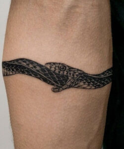 Tatuaggio serpente sul braccio idea 12