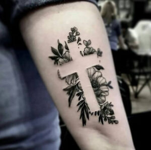 Tatuaggi braccio uomo idea 16 croce con fiori