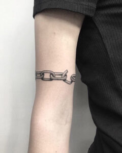 Tatuaggi braccio uomo idea 17 catena che si spezza
