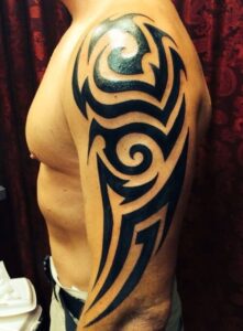 Tatuaggi braccio uomo tribale