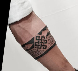 Tatuaggi braccio uomo disegno geometrico