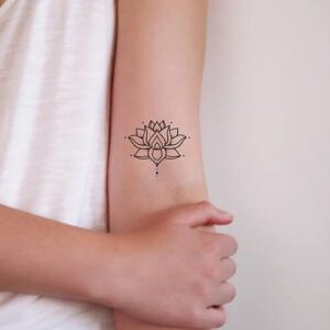 fiore di loto tatuaggio piccolo