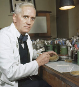immagine di Alexander Fleming nel suo laboratorio