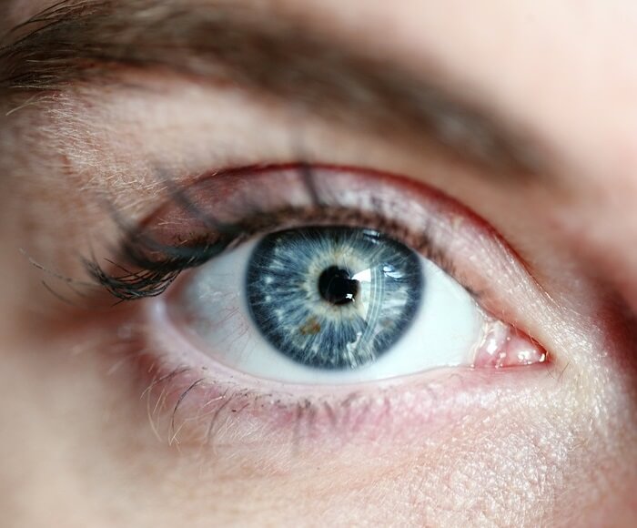 laminazione ciglia occhio blu di donna primo piano
