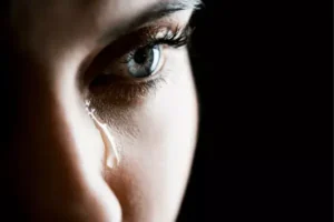 donna che piange