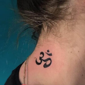 simbolo Ohm tatuaggio piccolo sul collo