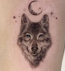 tatuaggio piccolo testa di lupo con luna e stelle