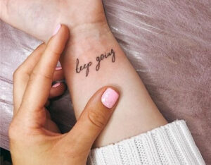 tatuaggi piccoli significativi citazione keep going