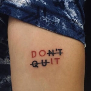 tatuaggi piccoli significativi citazione don't quit