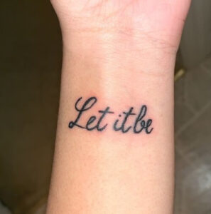 tatuaggi piccoli significativi citazione let it be sul braccio polso