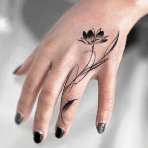 tatuaggi piccoli significativi fiore sulla mano