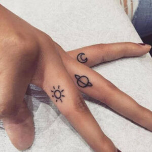 tatuaggi piccoli sulle dita sole luna pianeta