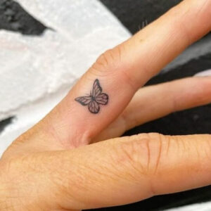 tatuaggi piccolo farfalla sil dito