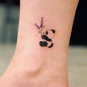 tatuaggi piccolo panda con fiore