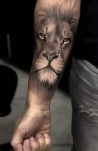 tatuaggio braccio leone