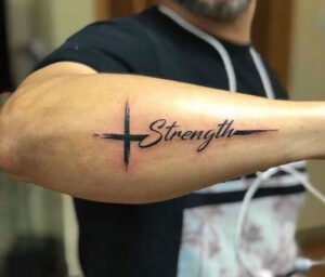 tatuaggio braccio uomo con scritto strength