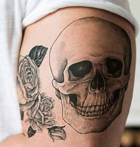 tatuaggio braccio uomo teschio con rosa