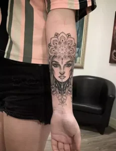 tatuaggio braccio volto di donna